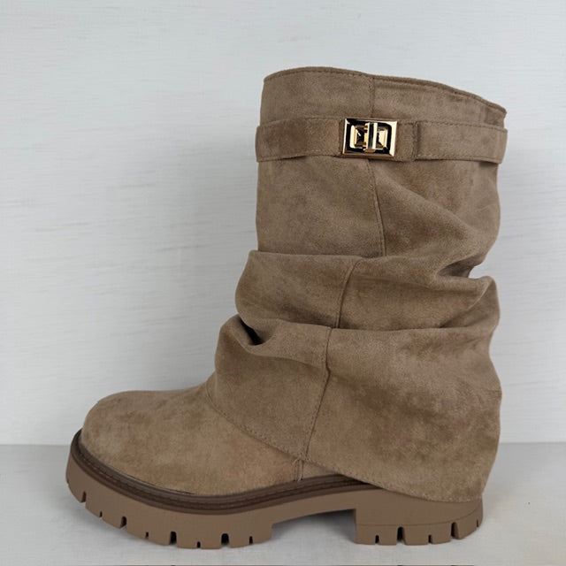 Suèdine slouchy boots met stoer design khaki
