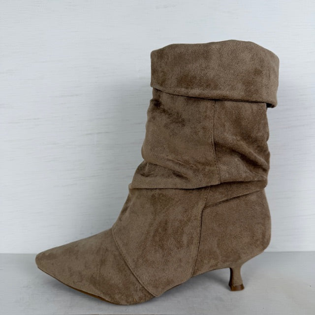 Suèdine slouchy laarzen met klein naaldhakje khaki
