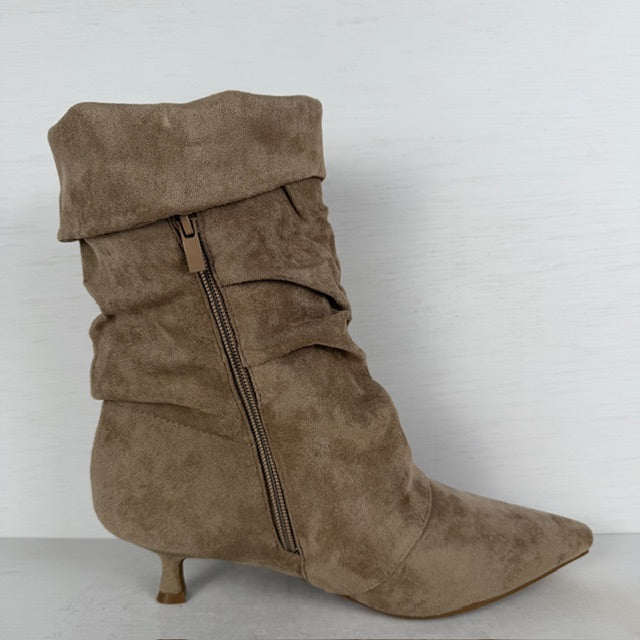 Suèdine slouchy laarzen met klein naaldhakje khaki