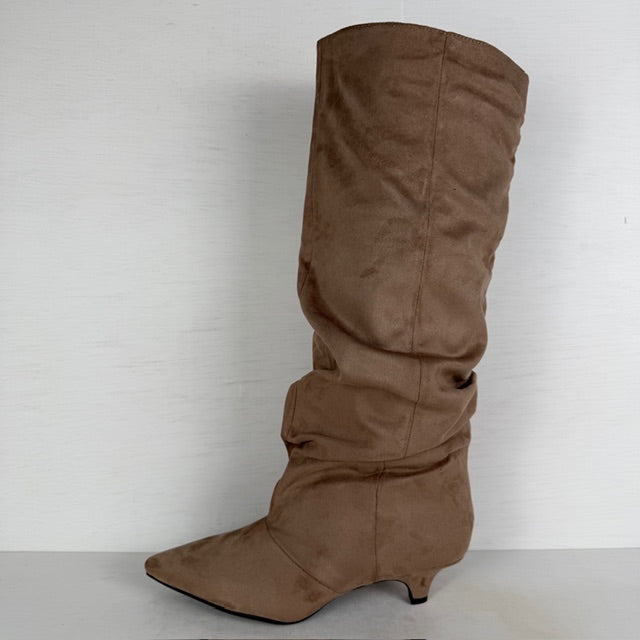 Hoge slouchy laarzen met klein naaldhakje taupe