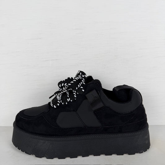 Comfy sneakers met stoere zool zwart