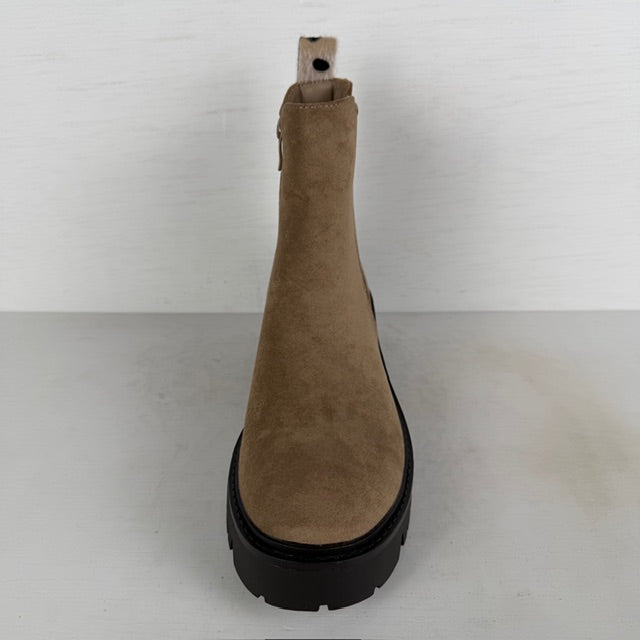 Suèdine boots met stoere zool en lusje taupe