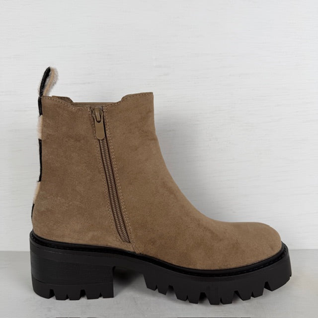Suèdine boots met stoere zool en lusje taupe