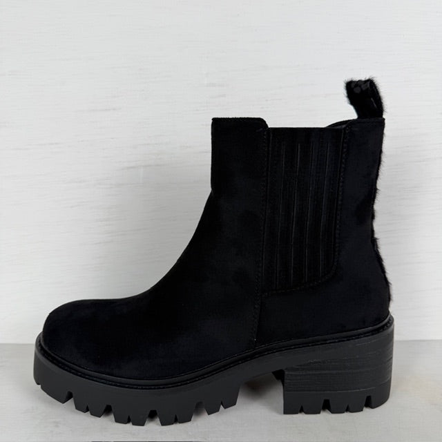 Suèdine boots met stoere zool en lusje zwart