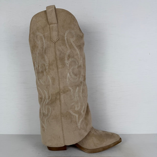 Suèdine cowboylaarzen met flap en sierrits beige