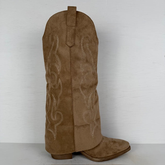 Suèdine cowboylaarzen met flap en sierrits khaki
