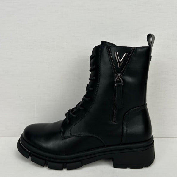 Leatherlook veterboots met leuke sierrits zwart