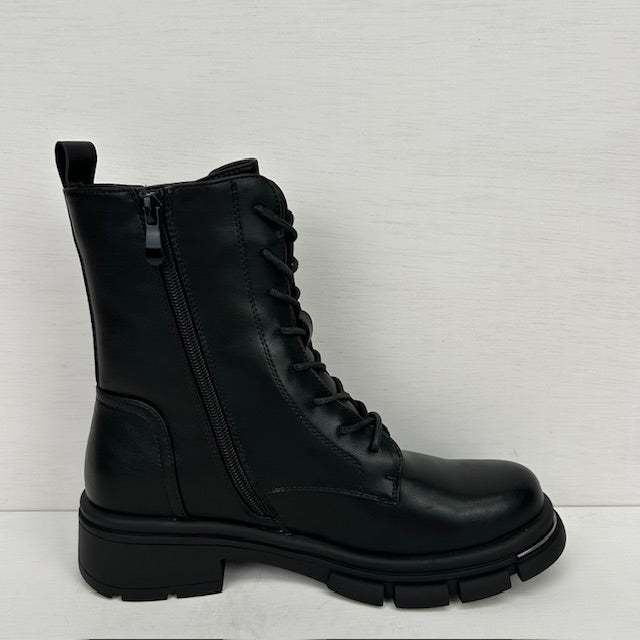 Leatherlook veterboots met leuke sierrits zwart