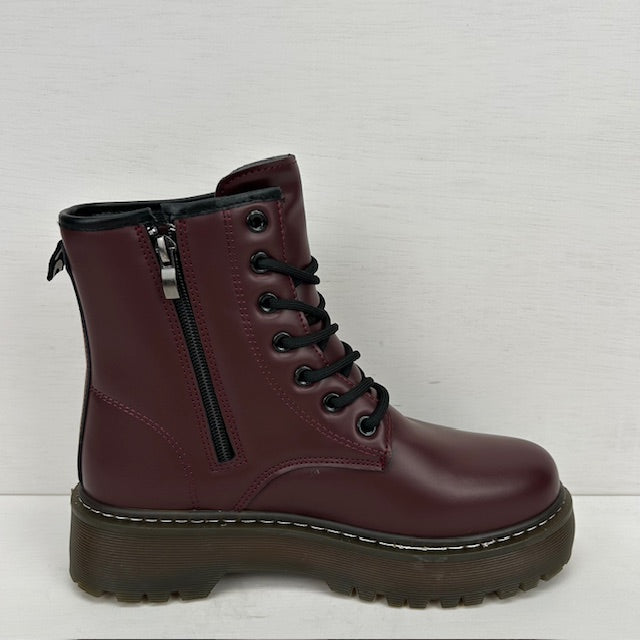 Gave veterboots met bruine zool rood