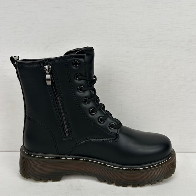 Gave veterboots met bruine zool zwart