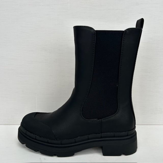 Leatherlook boots met leuke afwerking zwart