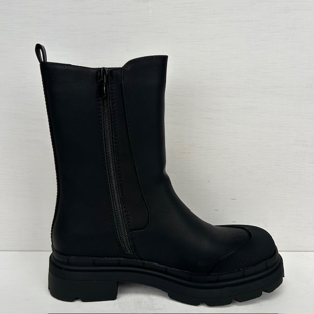 Leatherlook boots met leuke afwerking zwart