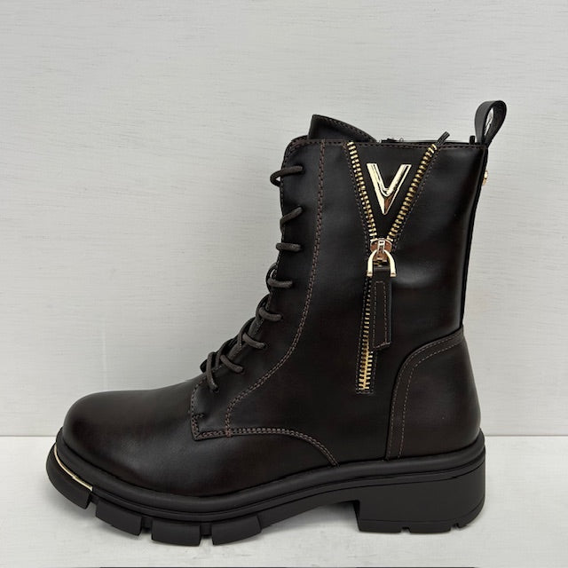 Leatherlook veterboots met leuke sierrits donkerbruin