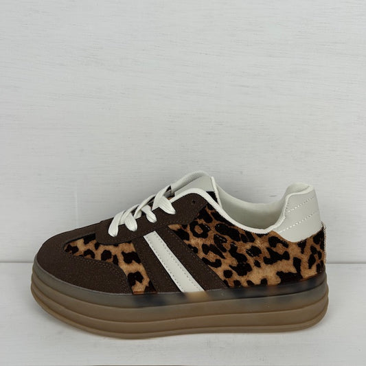 Gave retrosneakers met panterprint