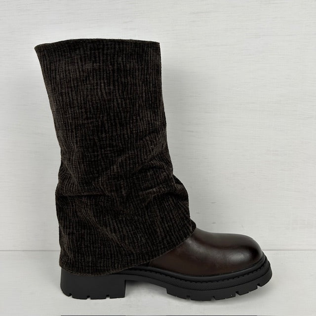 Trendy boots met flap en siergespjes bruin