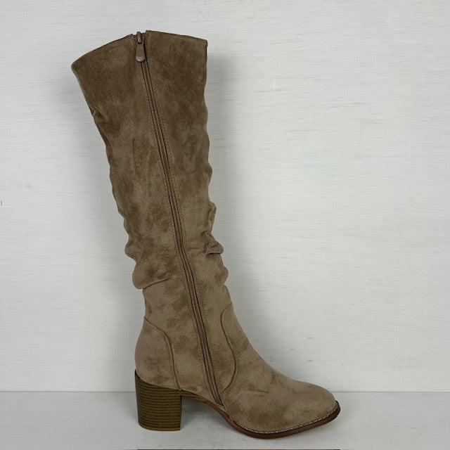 Hoge suèdine laarzen met stevige hak beige