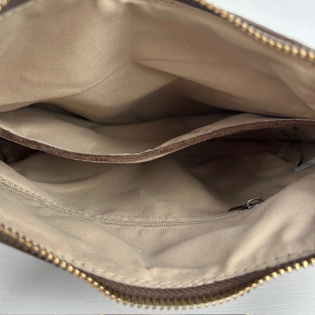 Suèdine schoudertasje met studs bruin