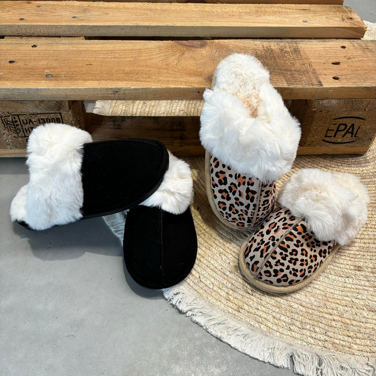 ACTIE 2 PAAR PANTOFFELS zwart leopard