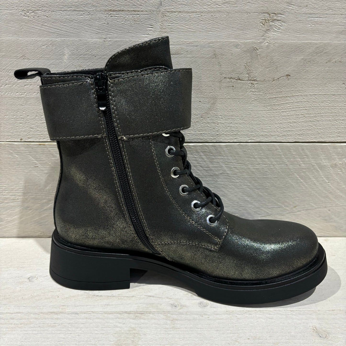 Subtiele veterboots met bandje metallic groen