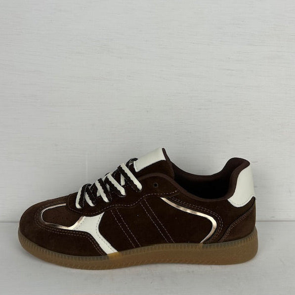 Retro sneakers met witte details bruin