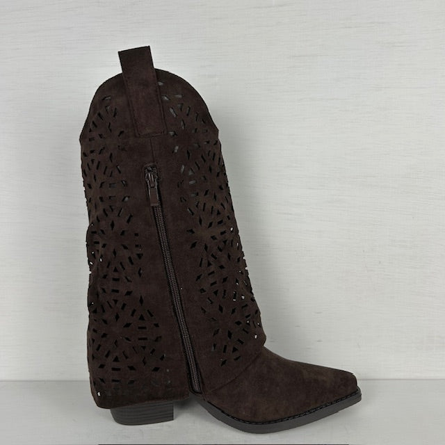 Suèdine cowboylaarzen met flap en gaatjes motief bruin