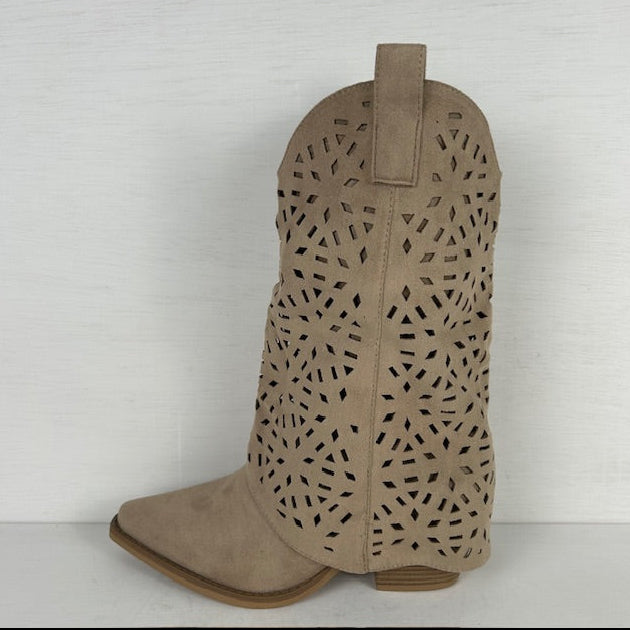Suèdine cowboylaarzen met flap en gaatjes motief khaki