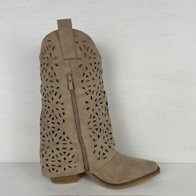 Suèdine cowboylaarzen met flap en gaatjes motief khaki