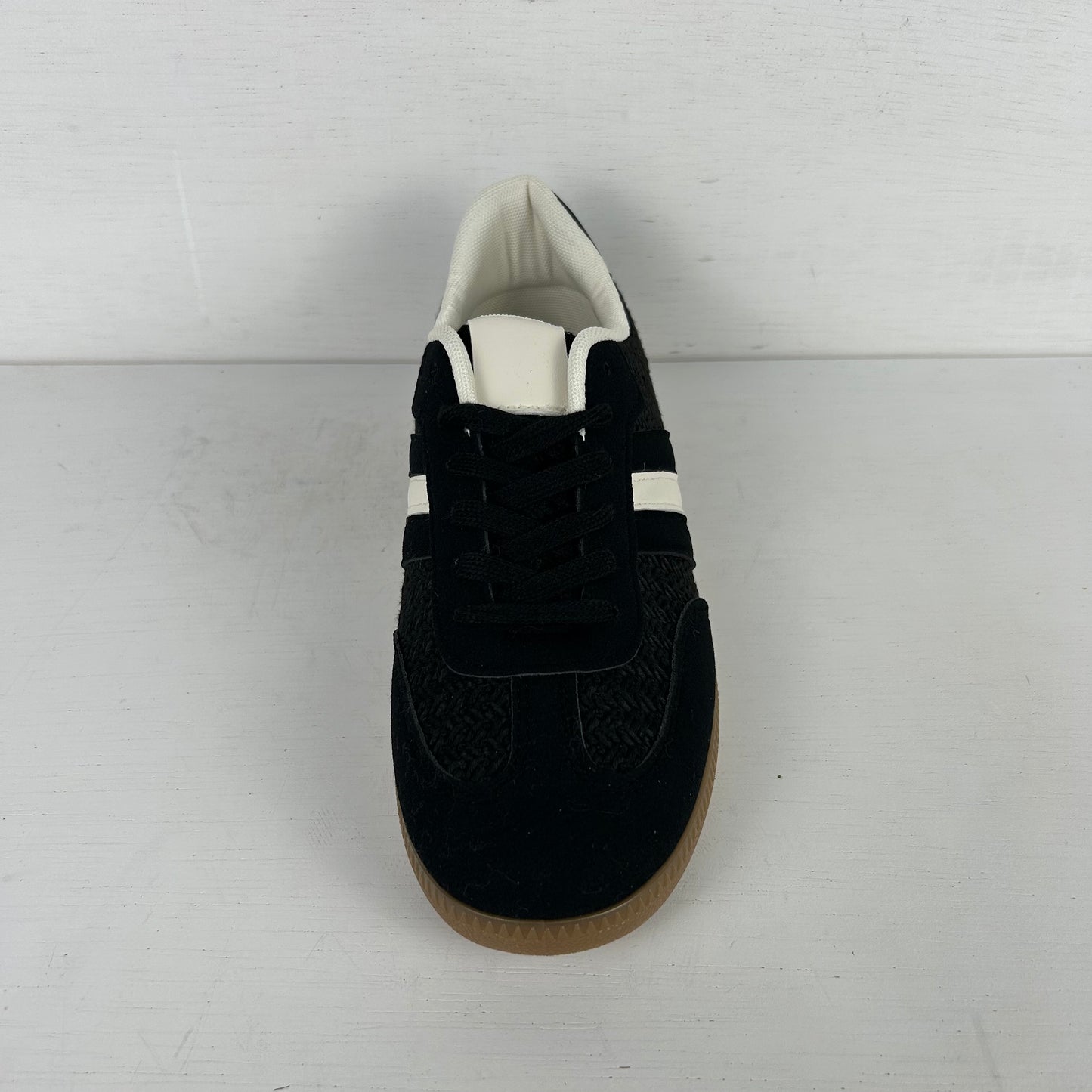 Trendy sneakers met lage retrozool zwart