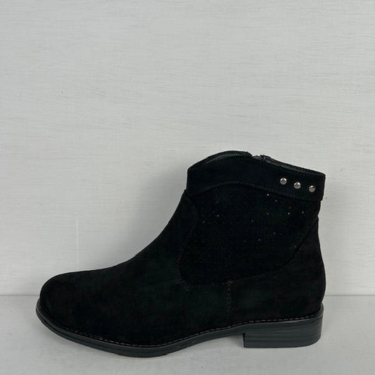 Suèdine laarsjes met gaatjes motief en lage hak zwart