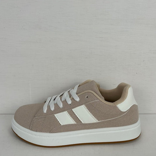Leuke retro sneakers met witte zool beige