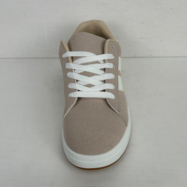 Leuke retro sneakers met witte zool beige