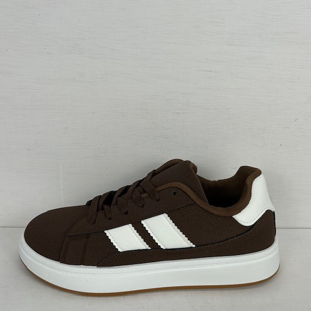 Leuke retro sneakers met witte zool bruin