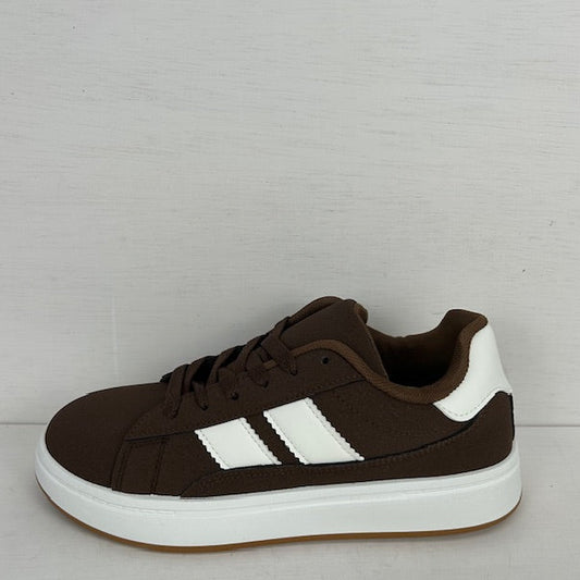 Leuke retro sneakers met witte zool bruin