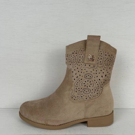 Leuk enkellaarsje met gaatjes motief khaki