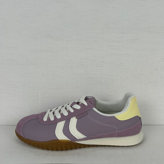 Sportieve sneakers met leuke afwerking paars