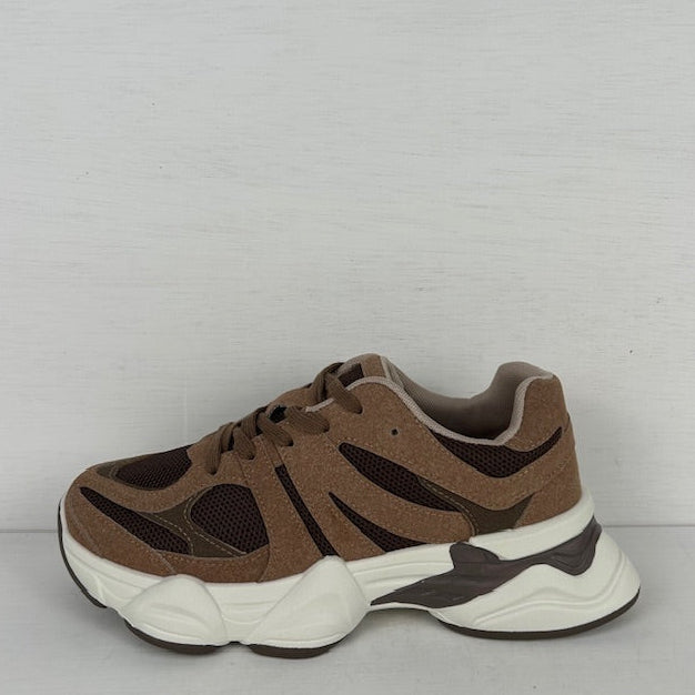 Trendy sneakers met stoere zool bruin