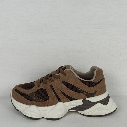 Trendy sneakers met stoere zool bruin