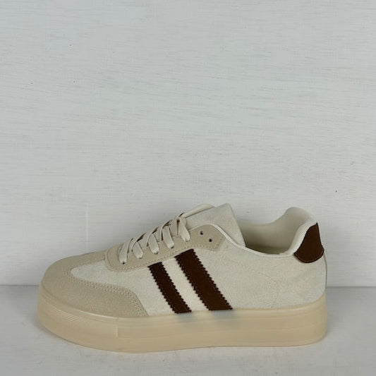 Leuke sneakers met retrozool beige