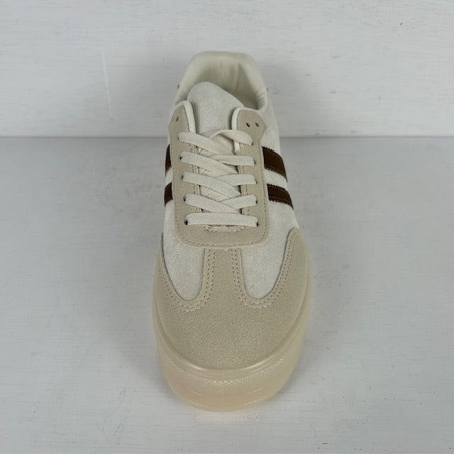 Leuke sneakers met retrozool beige