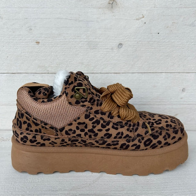 Furry sneakers panter