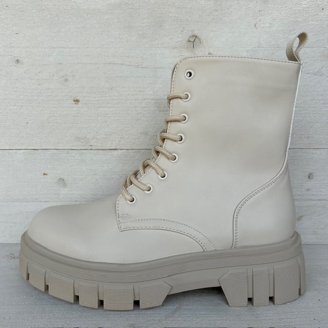 Subtiele leatherlook veterboots beige