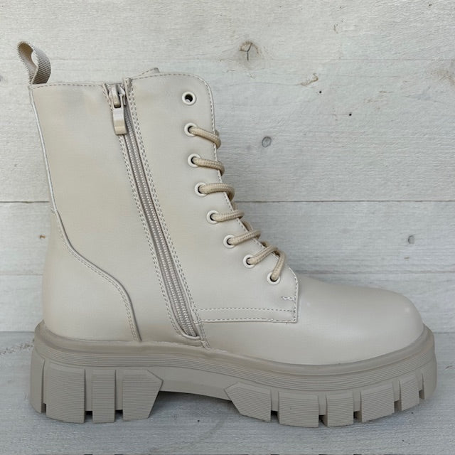 Subtiele leatherlook veterboots beige