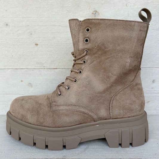 Subtiele suèdine veterboots khaki