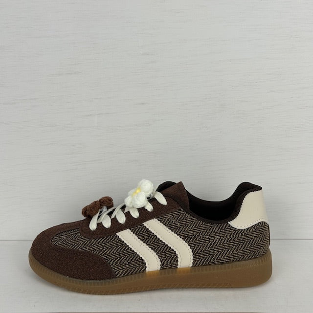 Leuke retro sneakers met bloemetjes bruin
