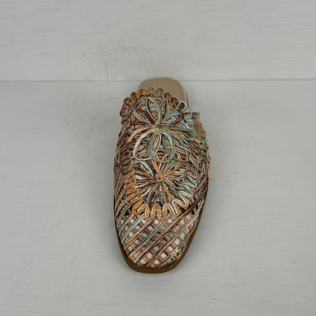 Kleurrijke gevlochten slippers beige