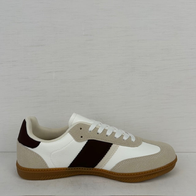 Leuke retro sneakers met lage zool beige