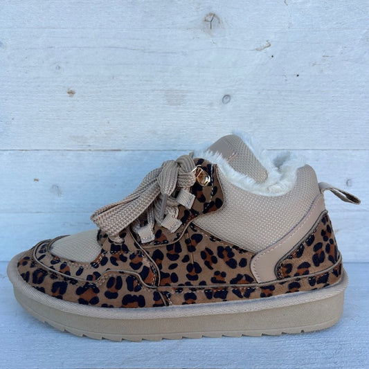 Gave furry sneakers panter