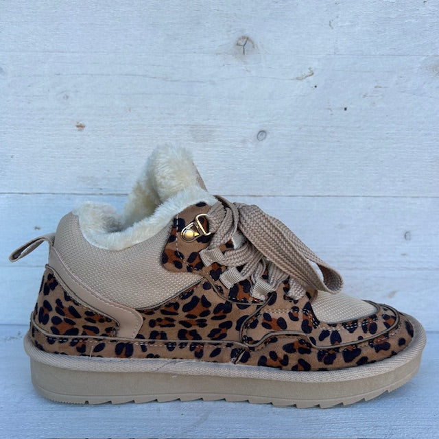 Gave furry sneakers panter