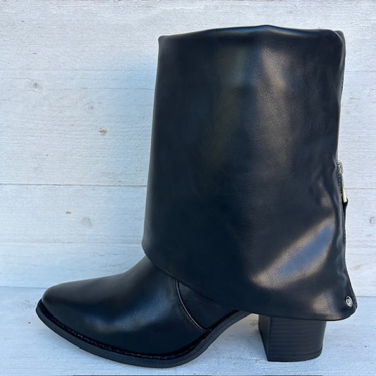 Leatherlook enkellaarsje met flap zwart