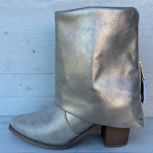 Leatherlook enkellaarsje met flap goud